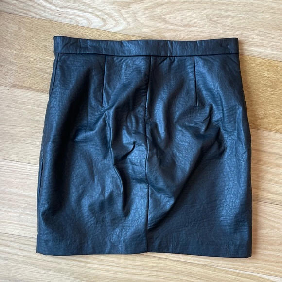 Dynamite faux leather mini skirt. Black. Size M - Picture 3 of 4